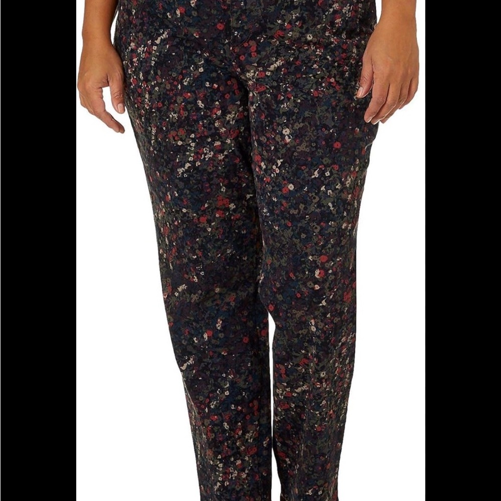246–NWT Gloria Vanderbilt Women's Tapered leg Jeans - Multicolor Floral